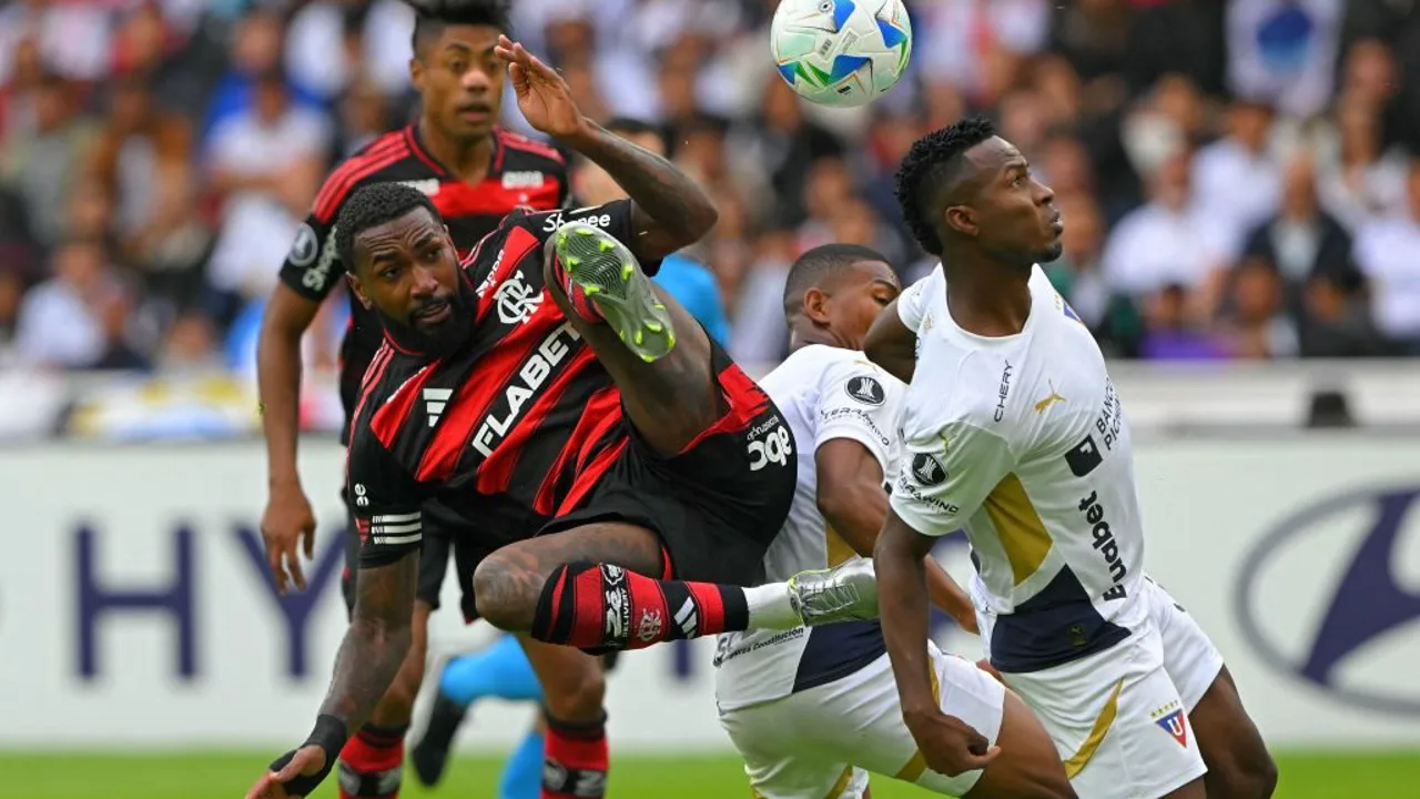 Leonardo Jardim observa treino do Flamengo no CT Ninho do Urubu com comissão técnica ao fundo