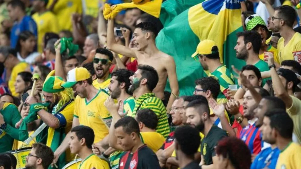 Danilo de costas com a camisa da Seleção Brasileira durante partida da Copa do Mundo
