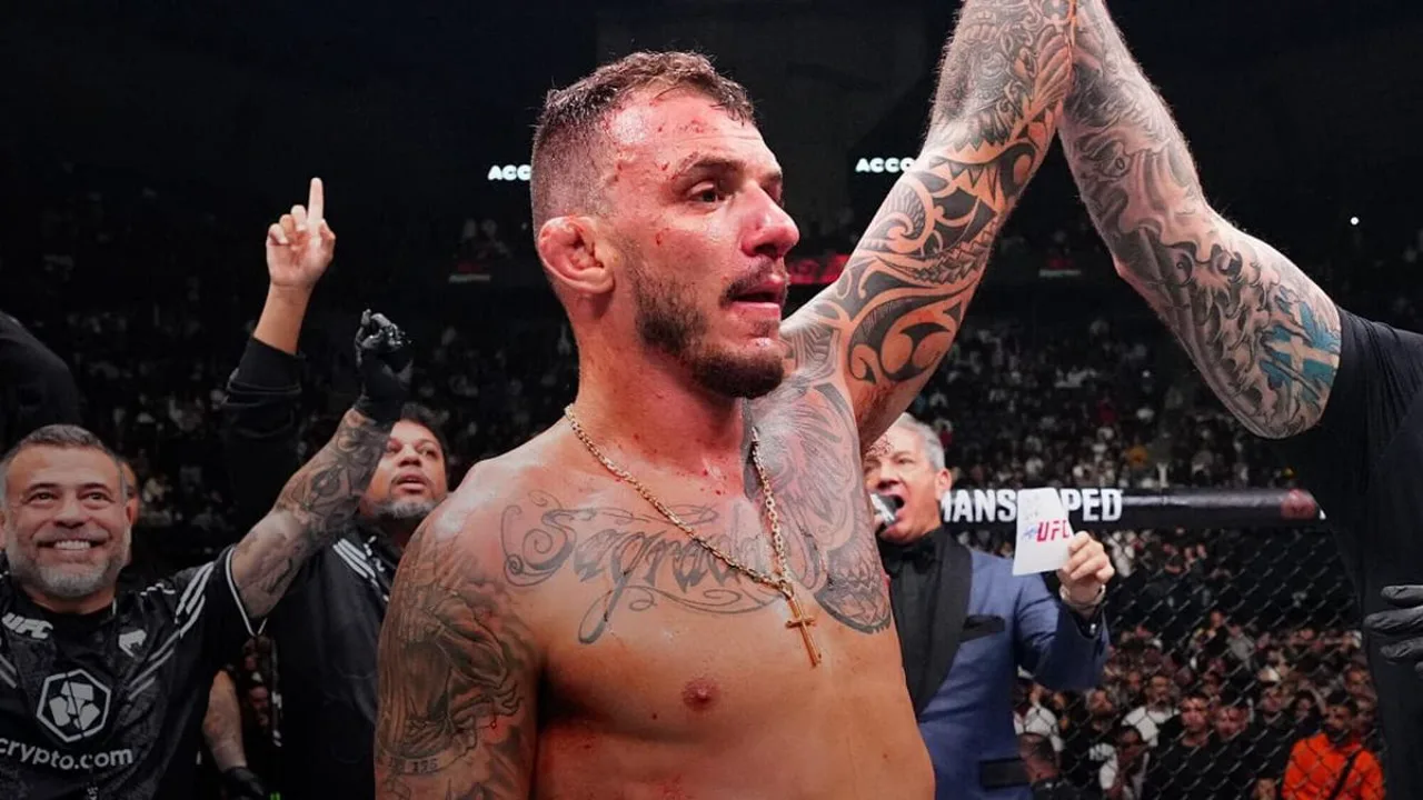 Conor McGregor e Max Holloway se encaram no octógono do UFC, com luzes da arena ao fundo