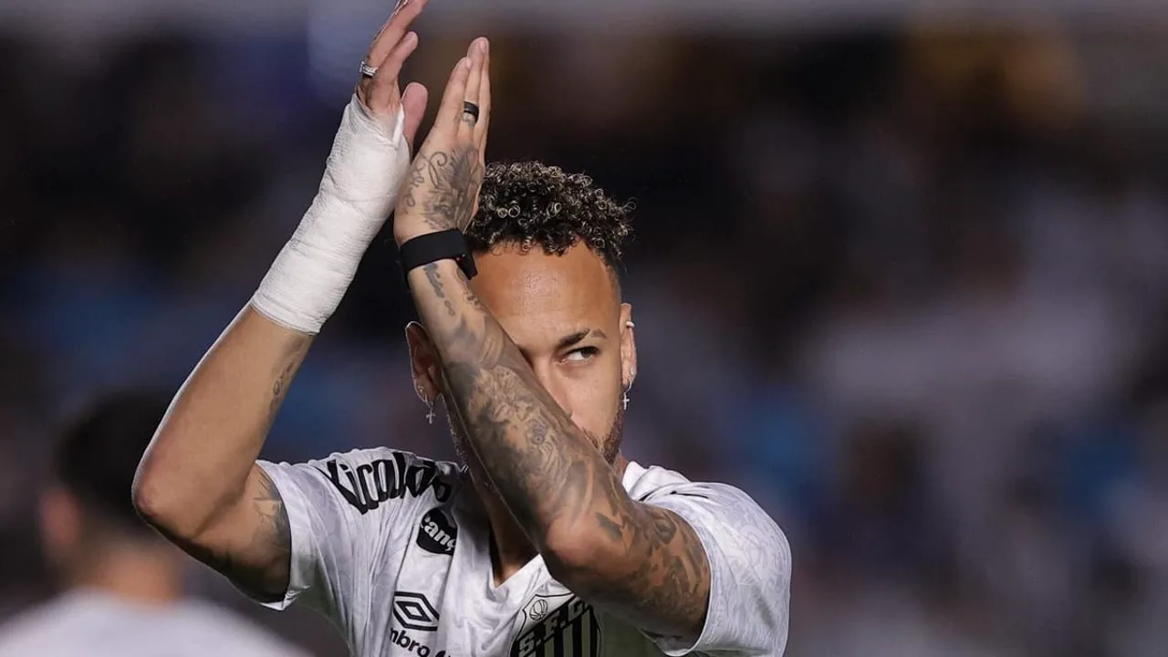 Neymar com a camisa do Santos comemorando gol, com torcida ao fundo e celulares filmando nas arquibancadas