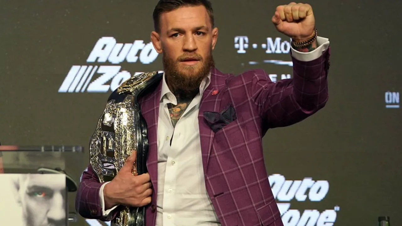 Conor McGregor e Max Holloway frente a frente no octógono do UFC, olhares intensos antes da luta