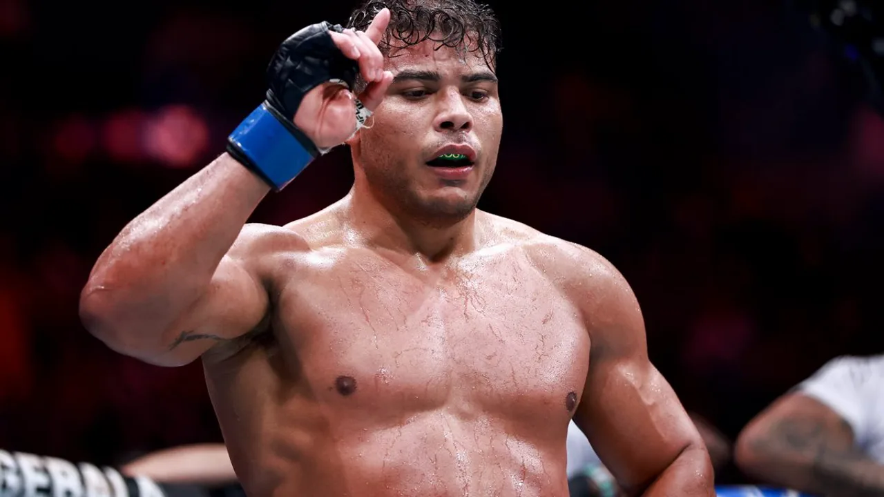 Paulo Costa celebra vitória por nocaute no Kaseya Center em Miami durante o UFC 327 em abril de 2026