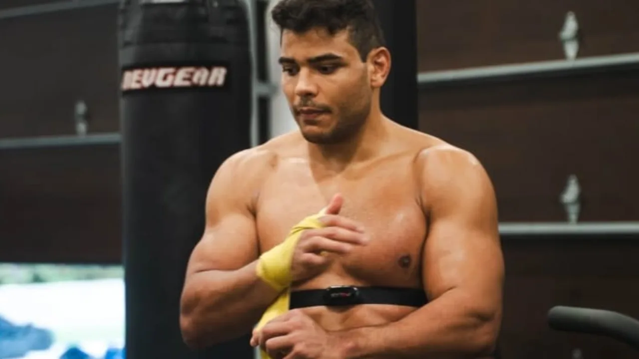 Khamzat Chimaev e Sean Strickland frente a frente no octógono do UFC, expressões tensas antes do combate