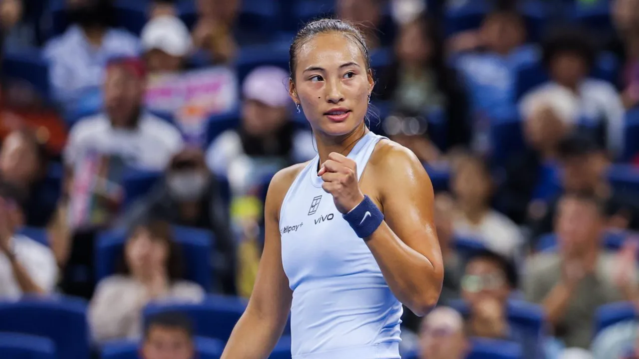 Qinwen Zheng na quadra de saibro de Roland Garros, cabeça baixa após derrota na primeira rodada em 2026