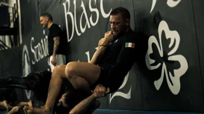 McGregor revela que UFC o 'honrou' no contrato e promete demolir Holloway