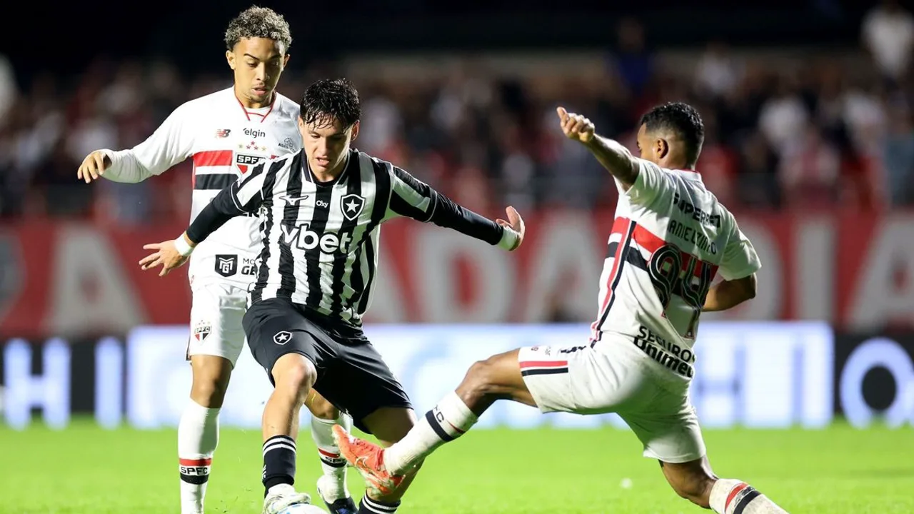 Sede administrativa do Botafogo com a bandeira alvinegra ao fundo, representando a crise financeira e negociações da SAF