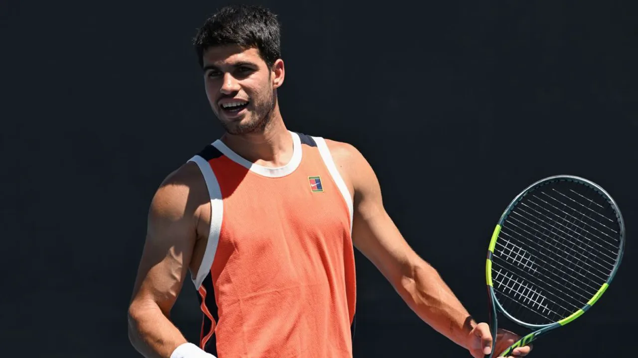 Carlos Alcaraz segurando o pulso após lesão, com a quadra de saibro de Roland Garros ao fundo desfocada