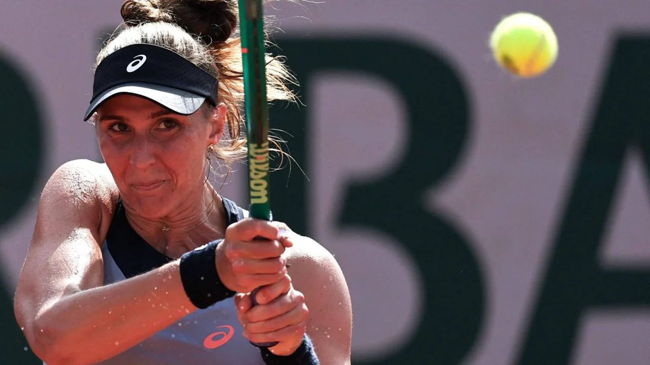 Bia Haddad Maia cabeça baixa na quadra de saibro de Roland Garros após derrota na primeira rodada