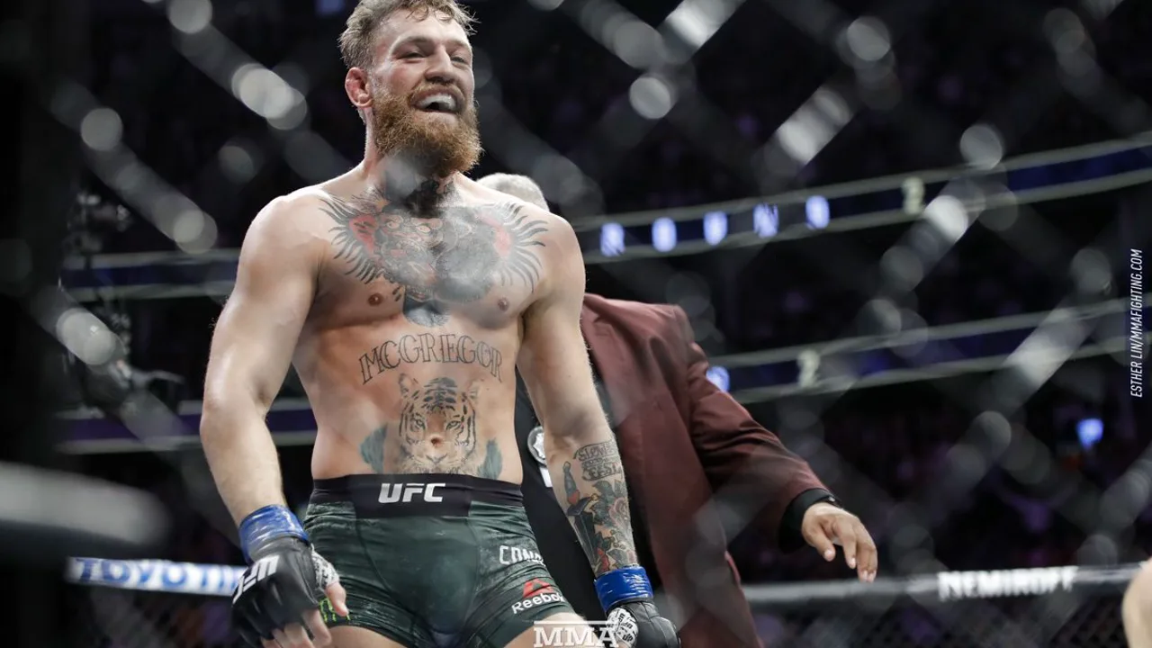 Conor McGregor e Max Holloway se encaram antes de luta no UFC, octógono ao fundo