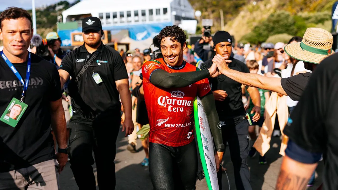 Yago Dora executa aéreo de rotação completa em Manu Bay durante as quartas de final da WSL em Raglan, Nova Zelândia