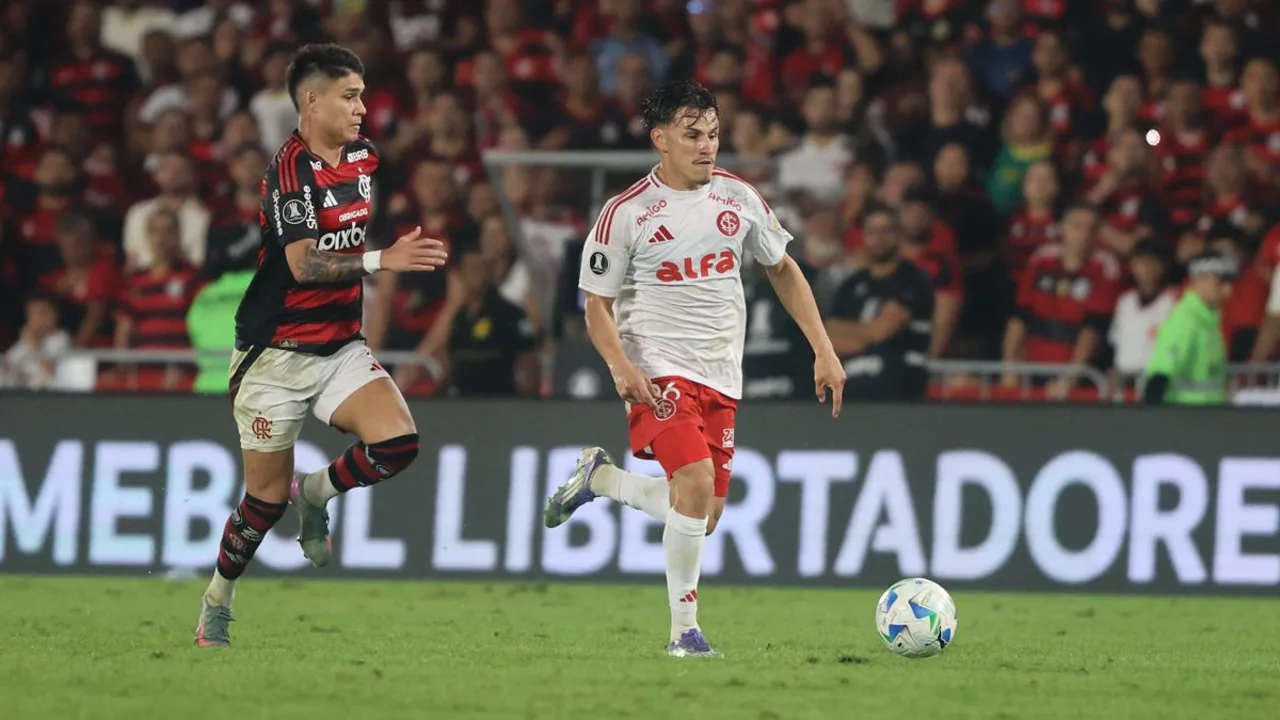 Técnico Alejandro Orfila gesticula em beira de campo durante partida do Cusco na Copa Libertadores
