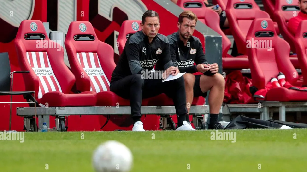 Jóhannes Guðjónsson, treinador do PSV Eindhoven, orientando jogadores durante partida da Champions League