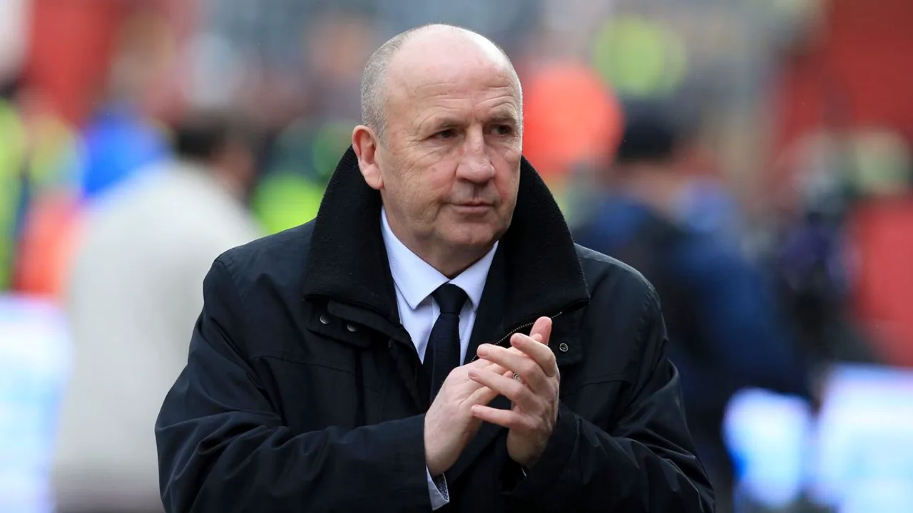 John Coleman, treinador inglês do Ajax, na beira do campo durante partida da Champions League 2025/2026