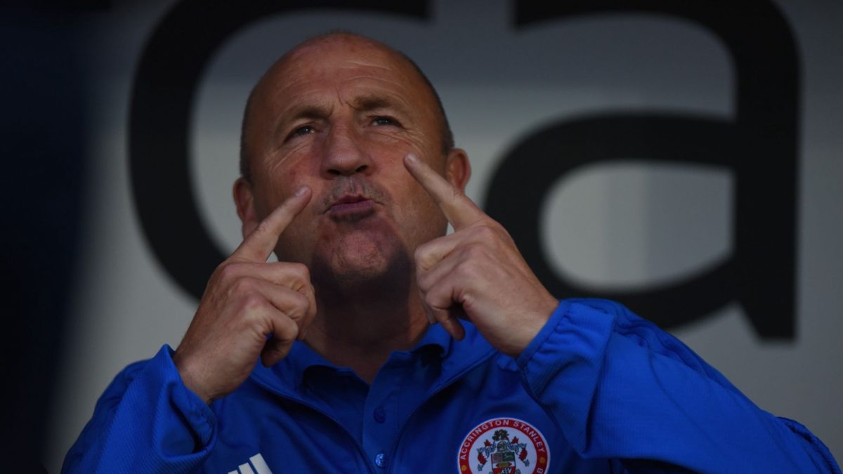 Como ele lida com a estrela do elenco John Coleman e o pulso inglês que o Ajax