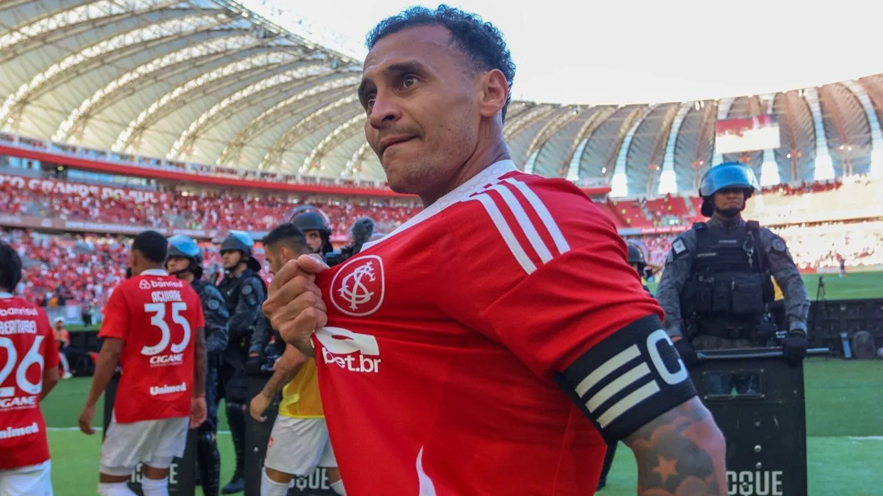 Graeme Lee, treinador inglês do 1. FC Köln, observa o jogo na beira do campo na Bundesliga 2025/2026