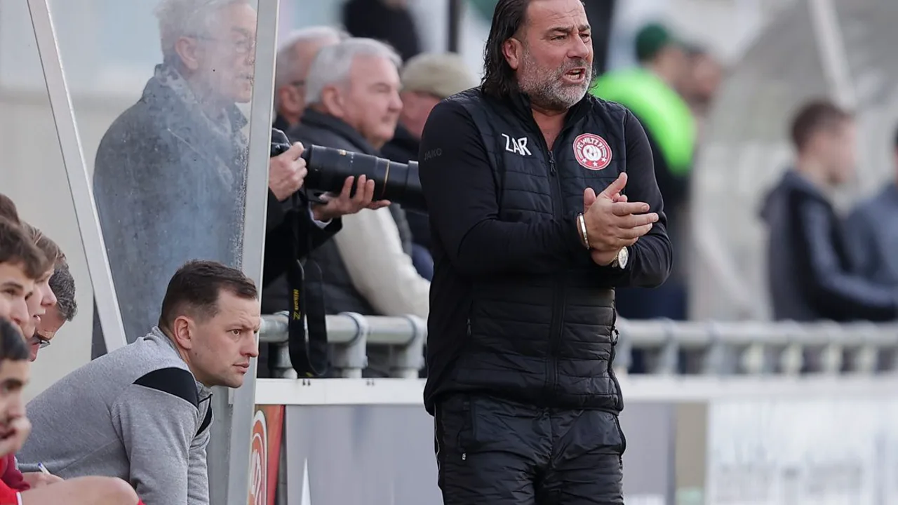 Mikhail Zaritskiy, treinador do FC St. Pauli, observando o jogo na Bundesliga 2025/2026