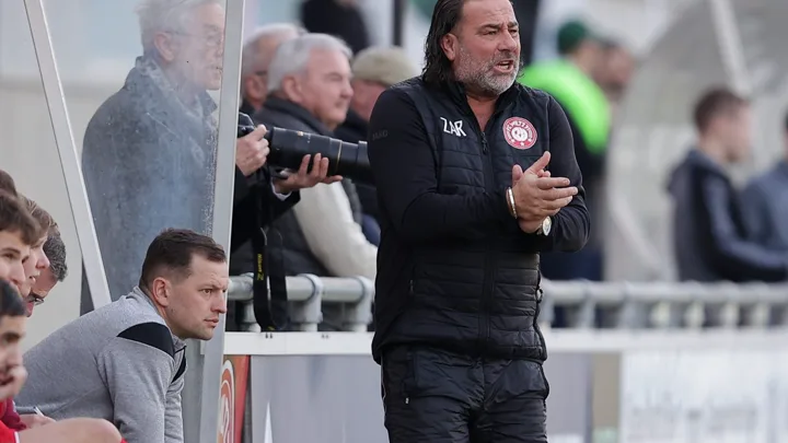 Mikhail Zaritskiy, treinador do FC St. Pauli, observando o jogo na Bundesliga 2025/2026