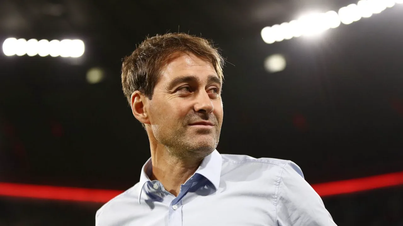 René Weiler, treinador suíço do Union Berlin, observando o time durante partida da Bundesliga 2025/2026