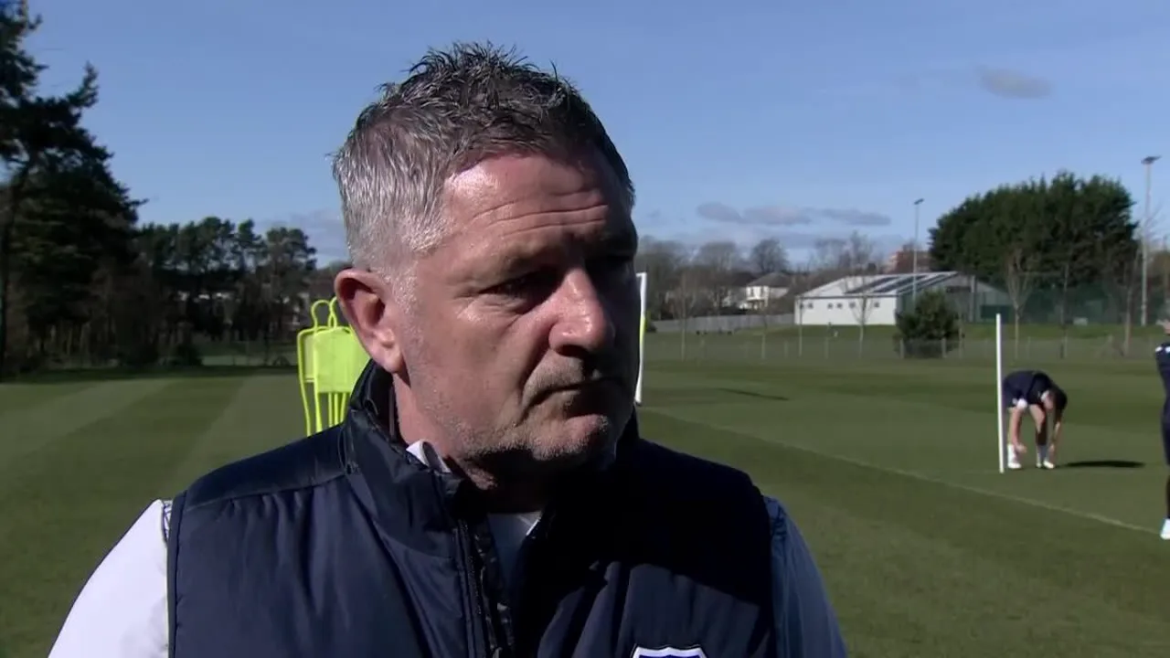 Neil Docherty McCann no banco de reservas do 1. FC Heidenheim durante partida da Bundesliga 2025/2026