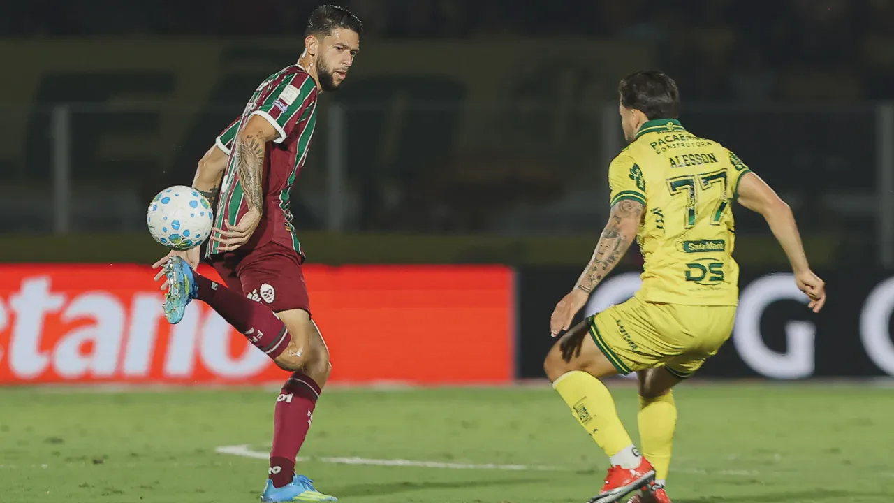 Estádios de Fluminense, Vasco, Santos e Botafogo em montagem representando as negociações de SAF em 2026