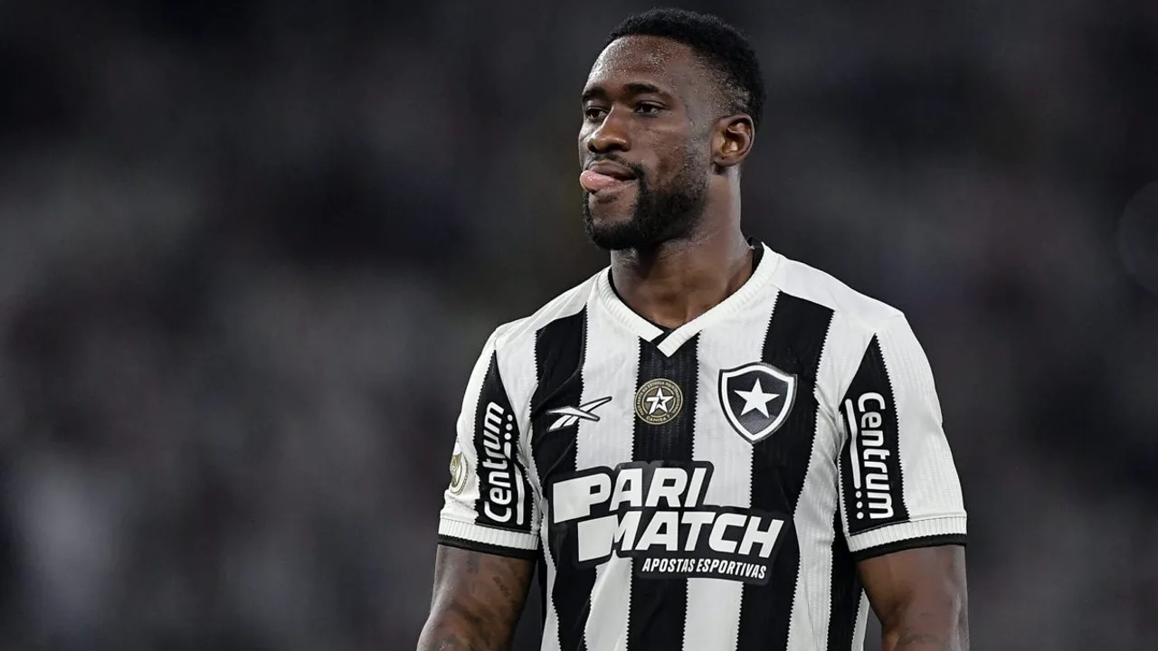 Bastos, zagueiro do Botafogo, camisa 15, em disputa de bola no Brasileirão Série A 2026