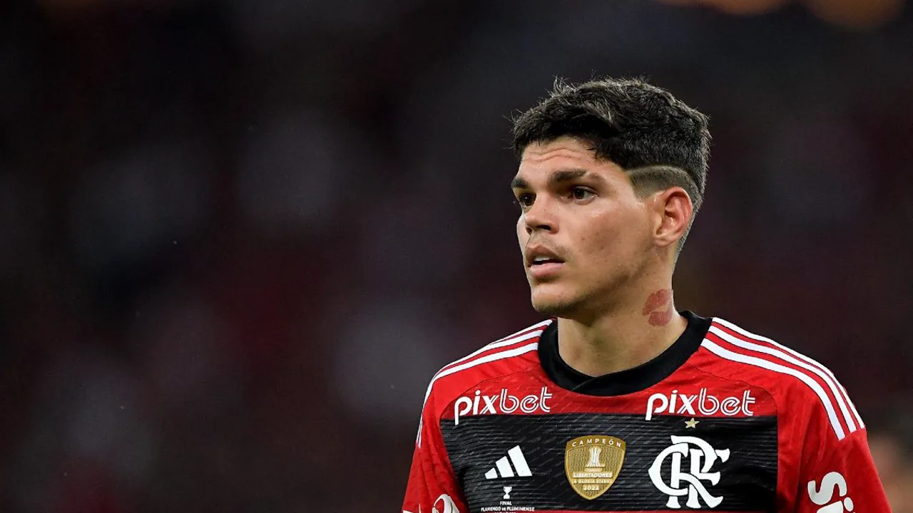 Ayrton Lucas, camisa 6 do Flamengo, em ação pelo Brasileirão Série A 2026