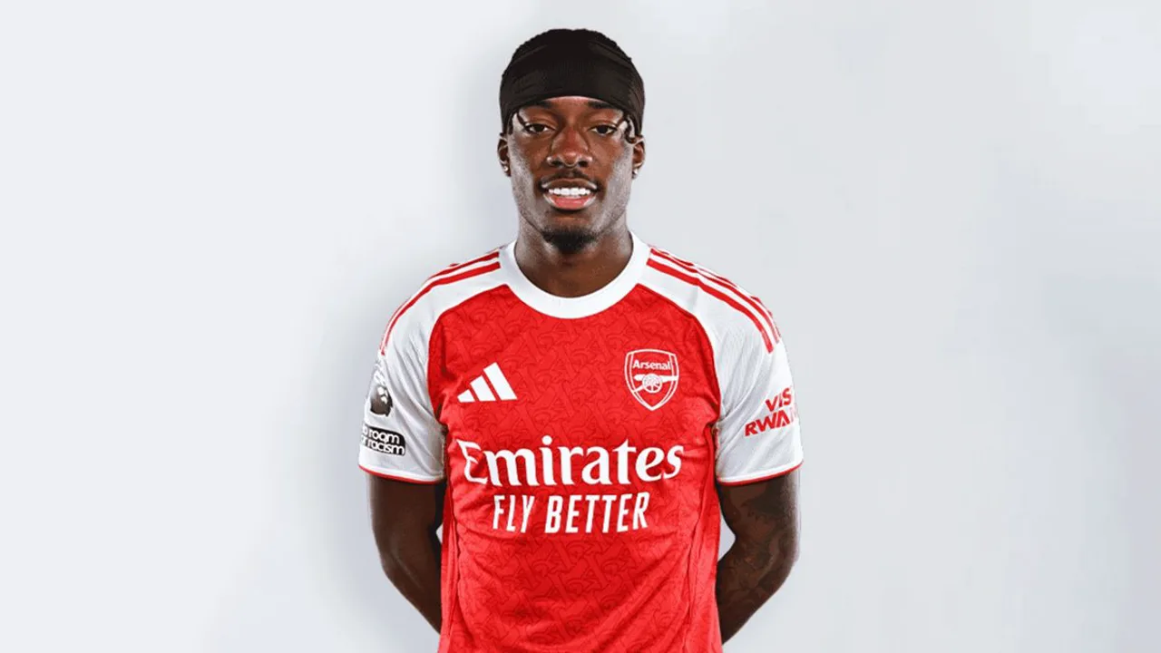 Noni Madueke com a camisa 20 do Arsenal em ação pela Premier League 2025/2026