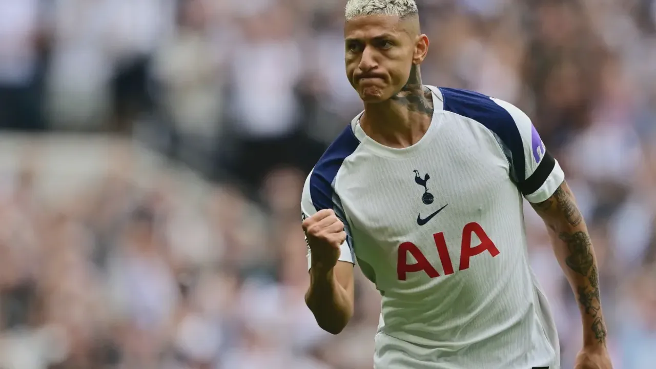 Richarlison, atacante do Tottenham, em ação pela Champions League na temporada 2025/2026