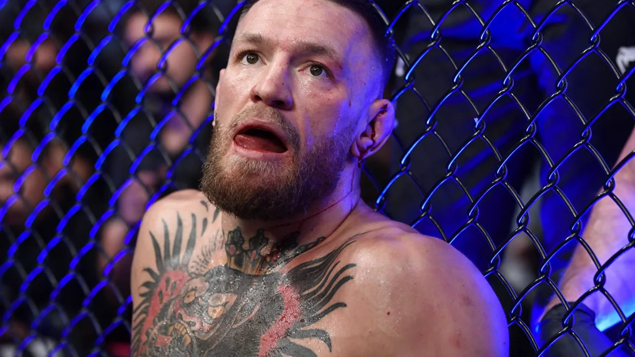 Conor McGregor no octógono do UFC em Las Vegas, expressão tensa após luta