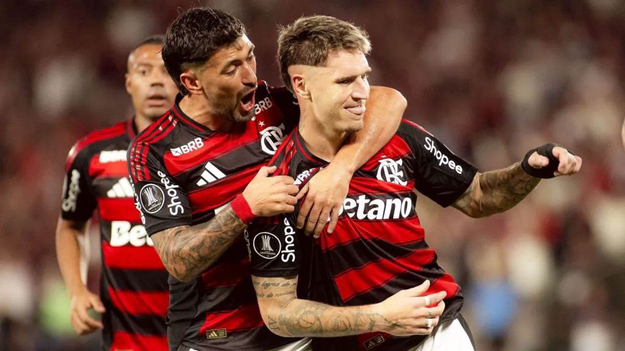 Torcida do Flamengo no Maracanã durante jogo da Libertadores 2026, arquibancadas lotadas com bandeiras rubro-negras