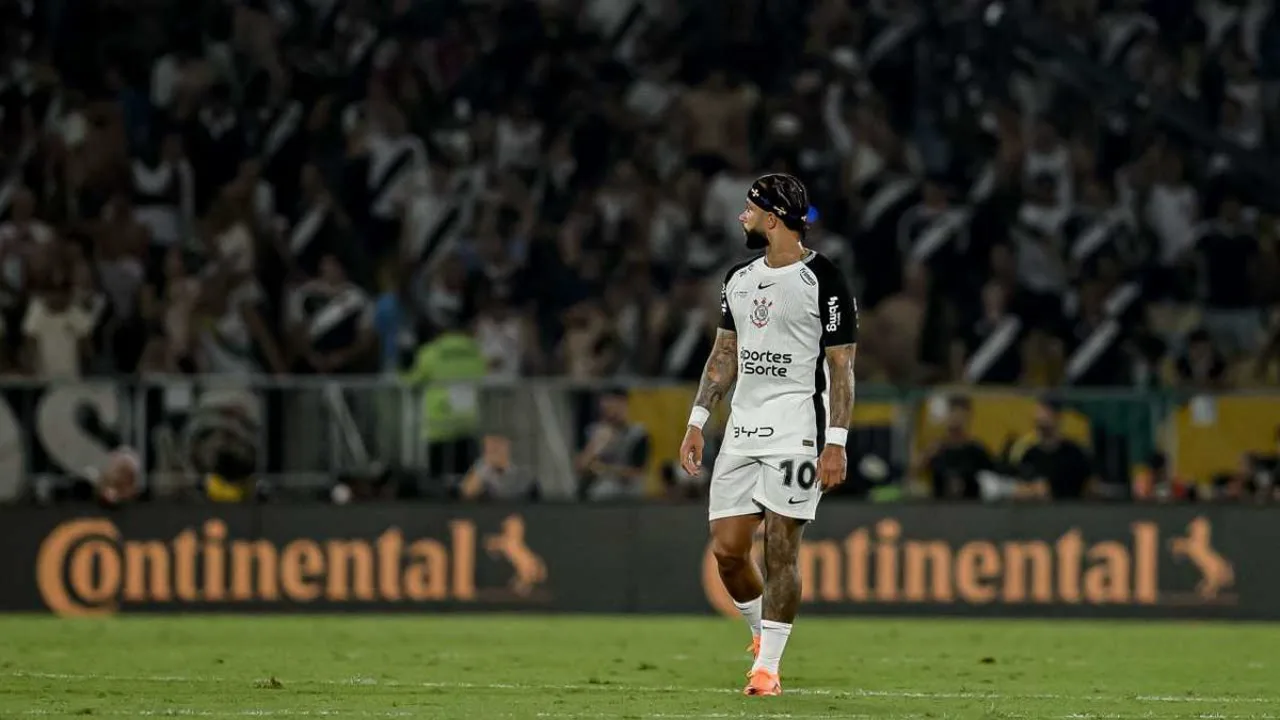 Memphis Depay com a camisa do Corinthians em campo durante partida do Brasileirão 2026