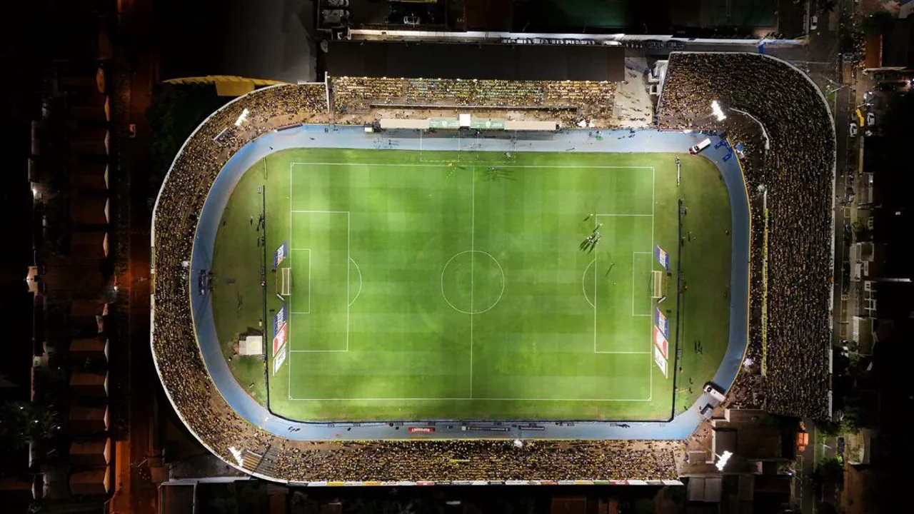 Arquibancada lotada em estádio brasileiro durante partida do Brasileirão 2026, com bandeiras e torcedores em pé