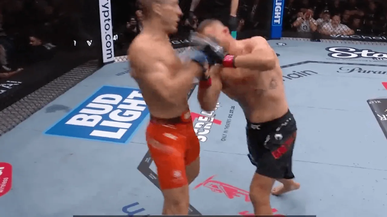 Paddy Pimblett na pesagem do UFC com expressão concentrada, mostrando físico antes do corte de peso