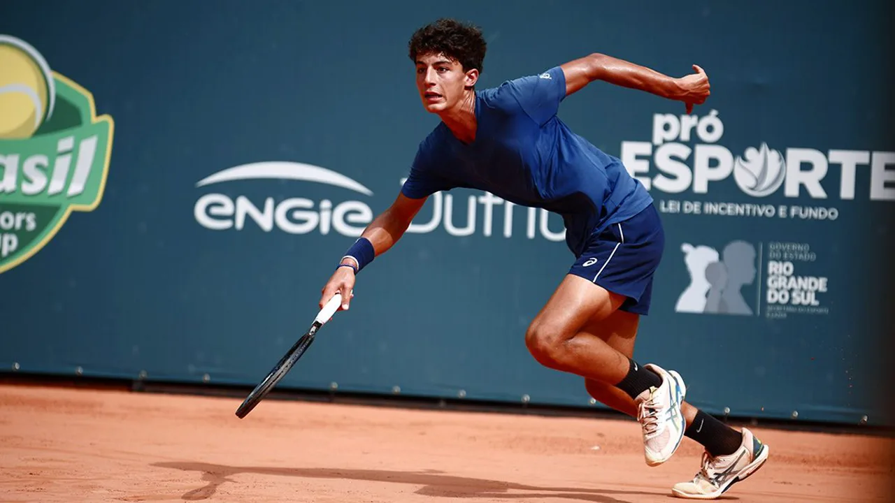 Jannik Sinner celebra ponto na quadra de saibro de Roland Garros com raquete levantada