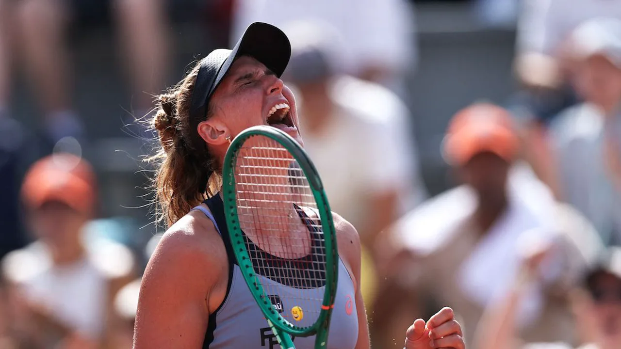Bia Haddad Maia durante partida na quadra de saibro de Roland Garros, expressão de frustração após derrota