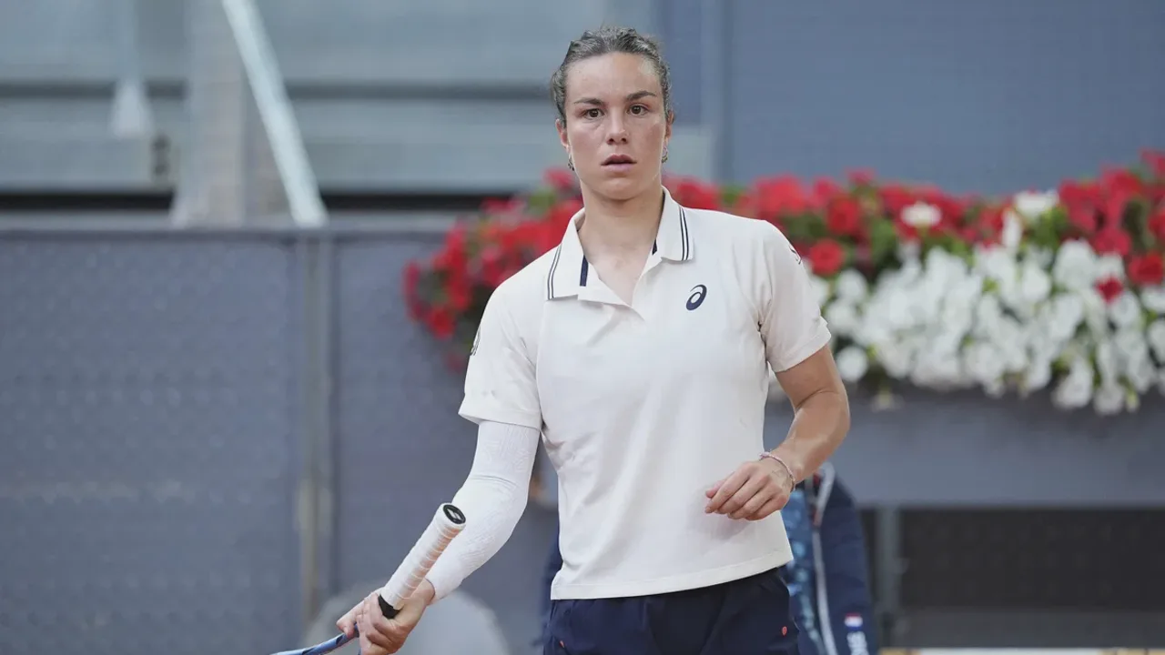 Lois Boisson cabisbaixa na quadra de saibro de Roland Garros após derrota para Kalinskaya na primeira rodada