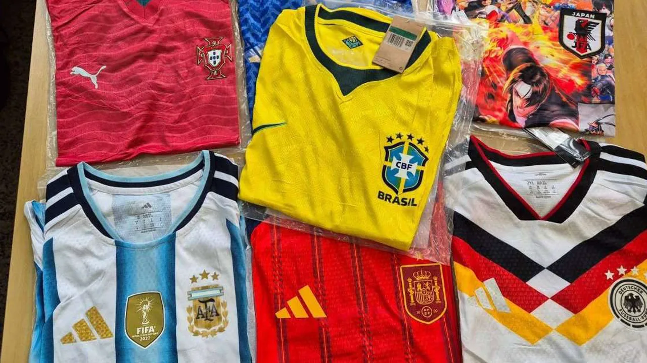 Pilha de camisas de futebol falsificadas apreendidas pela Receita Federal no Porto de Santos