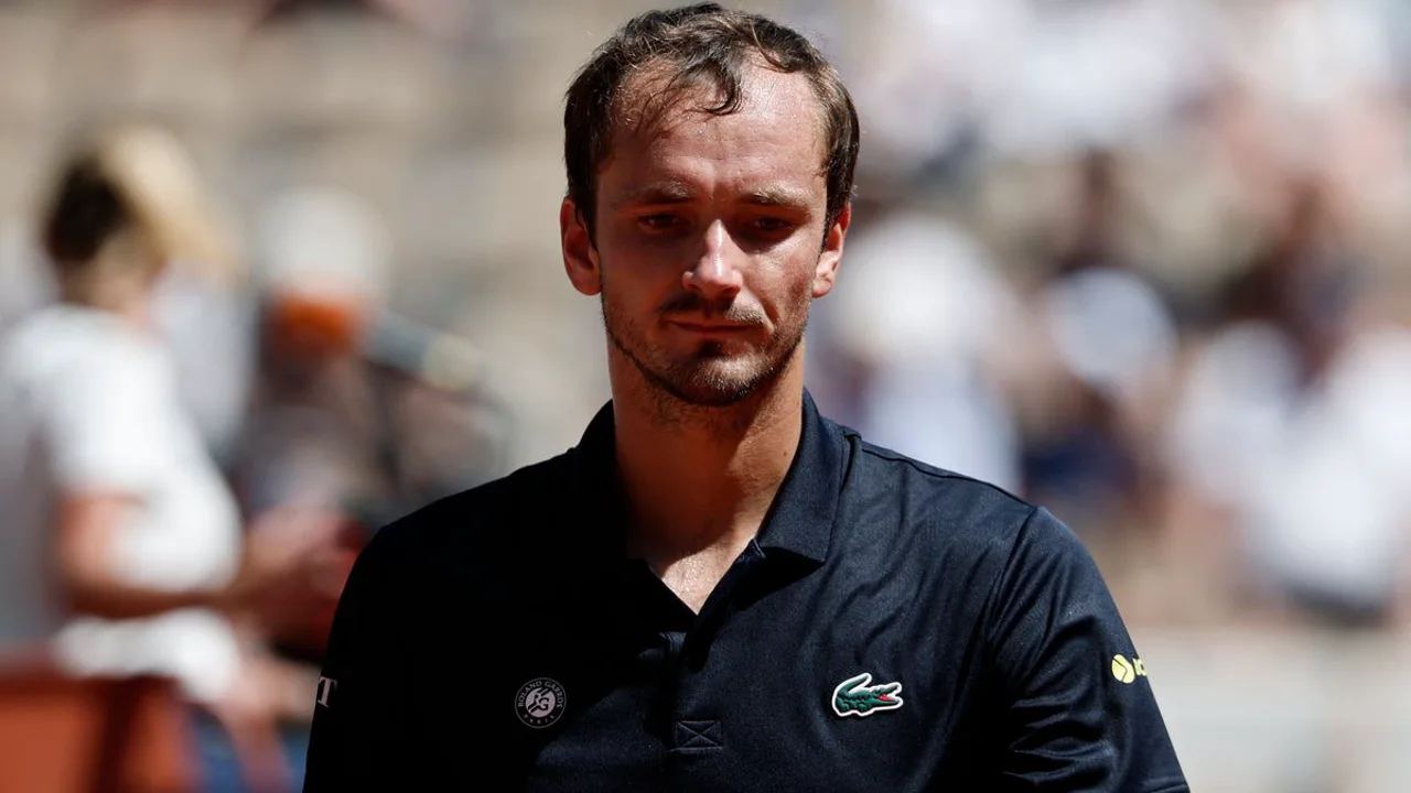 Daniil Medvedev cabisbaixo após derrota na primeira rodada de Roland Garros 2026 na quadra Simone-Mathieu