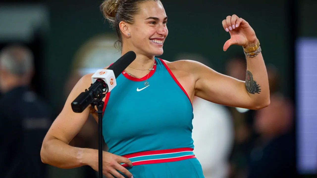 Aryna Sabalenka em quadra de saibro em Roland Garros sob sol intenso, comemorando ponto