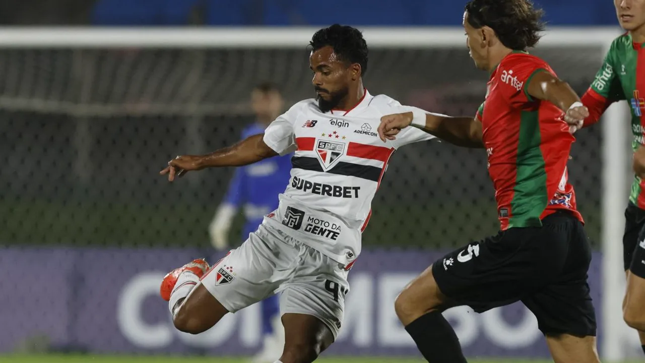 Artur comemora gol pelo São Paulo contra o Boston River no Estádio Cícero Pompeu de Toledo