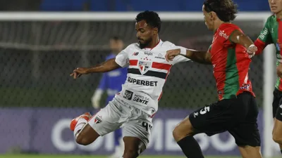 Artur decide em cinco minutos e São Paulo vence Boston River por 2 a 0