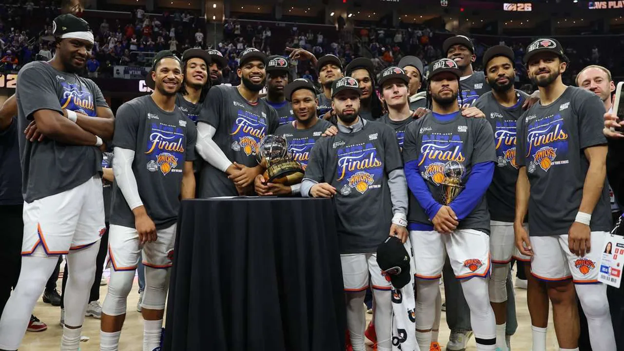Jogadores do New York Knicks celebram classificação para as Finais da NBA após vencer os Cleveland Cavaliers na Rocket Arena