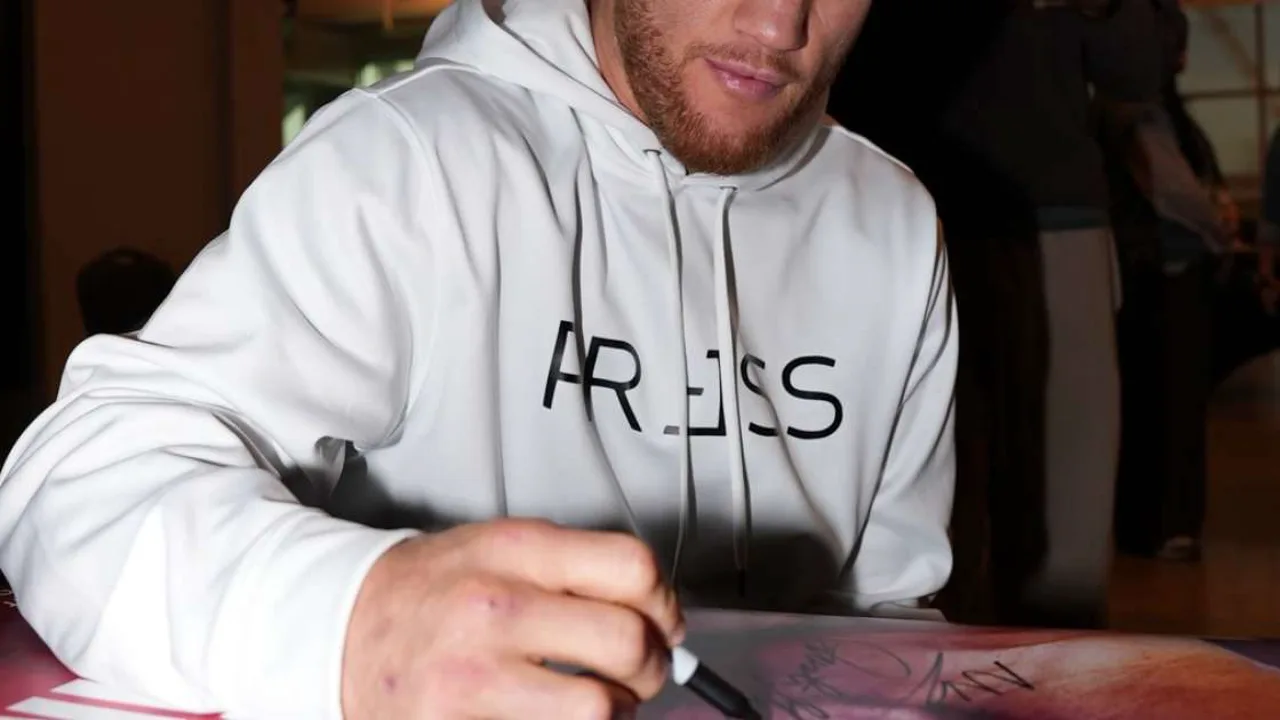 Justin Gaethje e Ilia Topuria frente a frente no octógono do UFC, olhares intensos antes da luta principal
