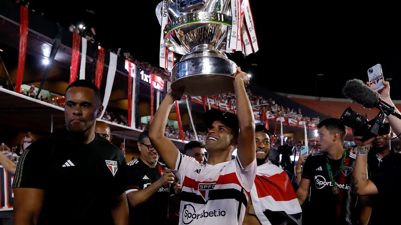 Torcedor brasileiro assiste jogo da Copa do Mundo em TV com imagem 4K e recursos interativos da DTV+