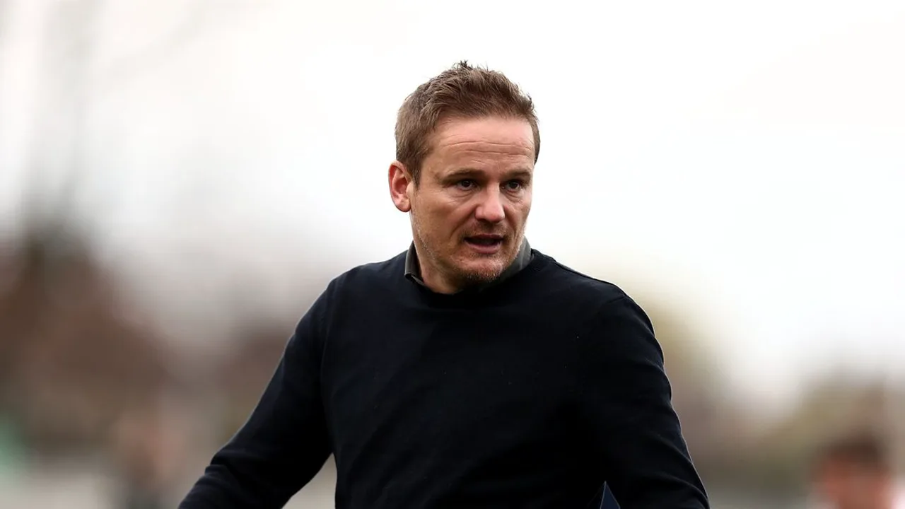 Neal Ardley, treinador do FC Copenhagen, observa o jogo na Champions League 2025/26