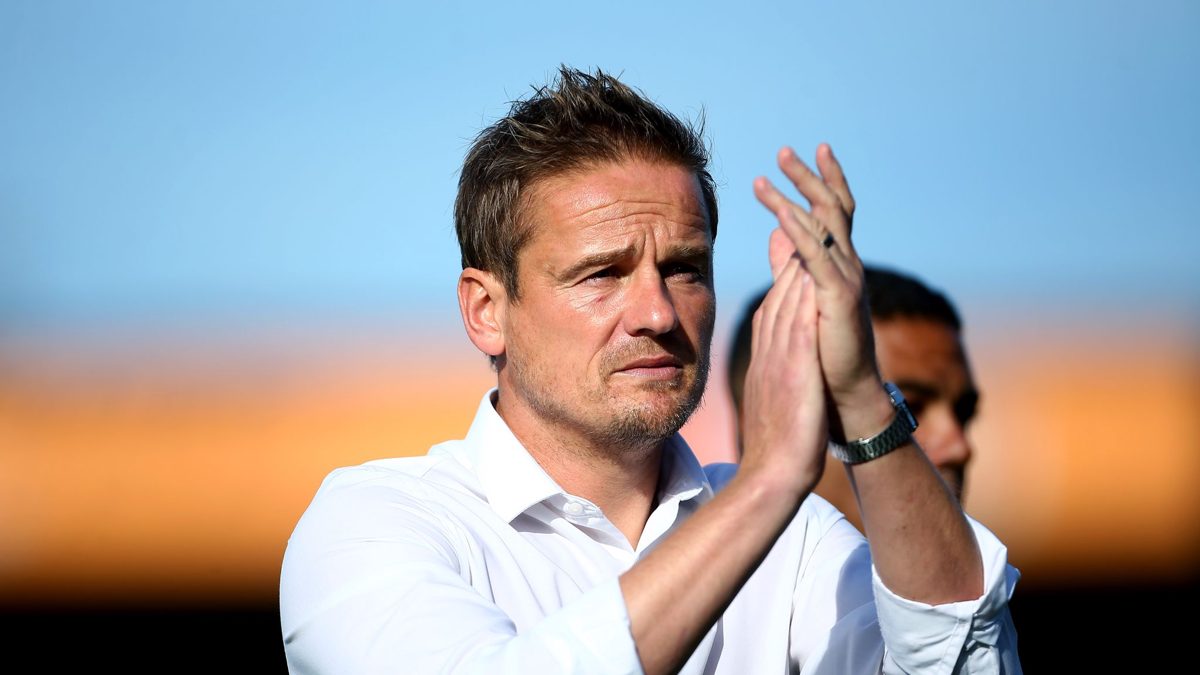 A decisão que dividiu opiniões Neal Ardley e o método inglês que o FC C