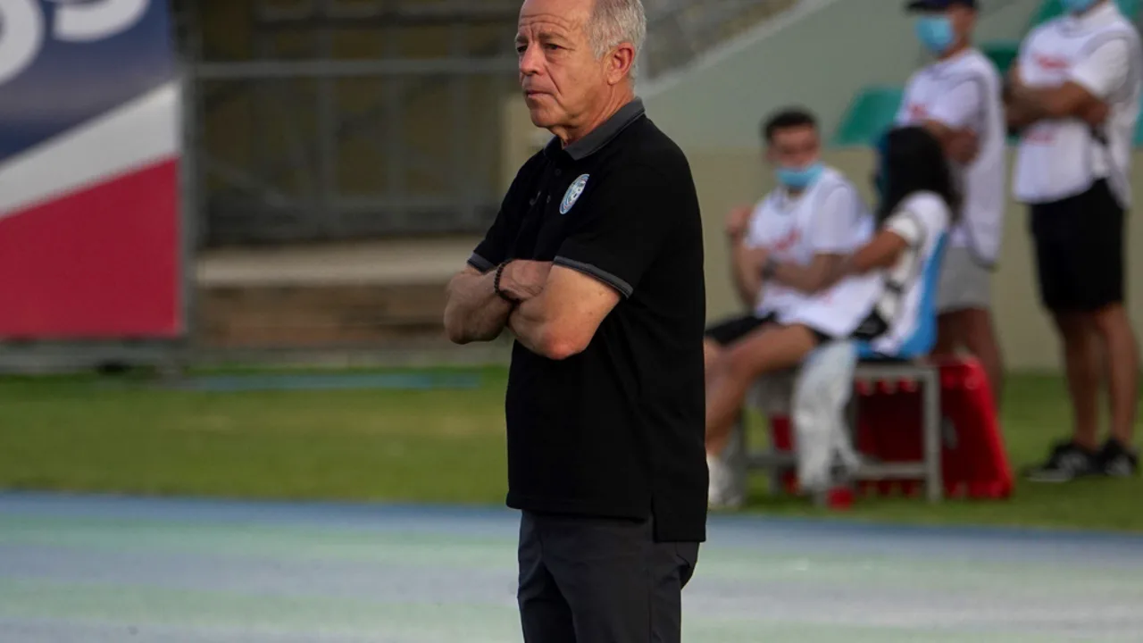 Charlie Trout, treinador inglês do Bodo/Glimt, observa o jogo na Champions League 2025/2026