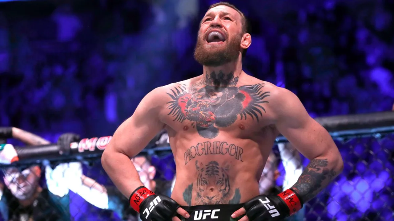 Campeão do UFC gesticulando em entrevista enquanto imagem de ringue de boxe aparece ao fundo