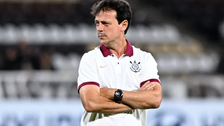 Fernando Diniz, treinador do Corinthians, orientando seus jogadores durante partida do Brasileirão Série A 2026