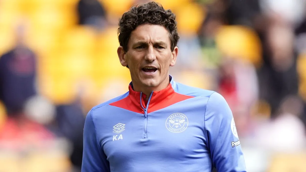 Keith Andrews, treinador do Brentford, observa o jogo durante partida da Premier League 2025/2026
